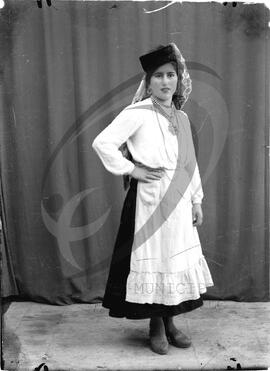 Retrato de mulher com vestuário regional