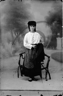 Retrato de mulher com vestuário regional