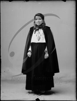 Retrato de mulher com vestuário regional