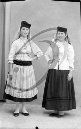 Retrato de mulheres com vestuário regional