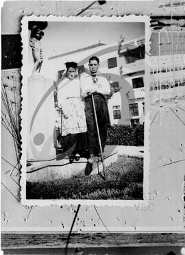 Retrato de casal com vestuário regional