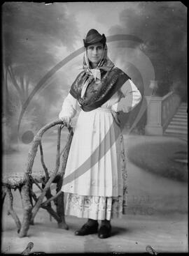 Retrato de mulher com vestuário regional