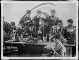 Professor e alunos no laboratório de química