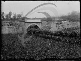 Ponte sobre rio