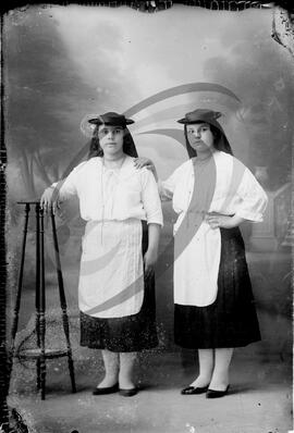Retrato de mulheres com vestuário regional