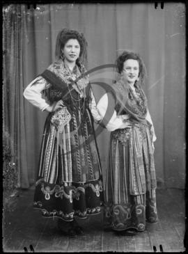Retrato de mulheres com vestuário regional