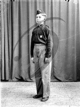 Retrato de criança da Mocidade Portuguesa