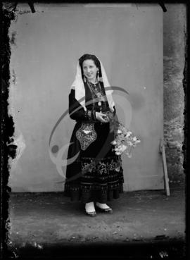 Retrato de mulher com vestuário regional