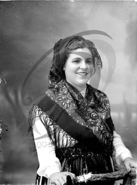 Retrato de mulher com vestuário regional