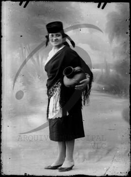 Retrato de mulher com vestuário regional