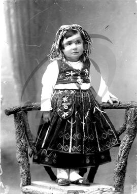 Retrato de criança com vestuário regional