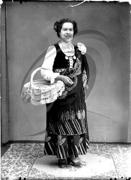 Retrato de mulher com vestuário de fantasia