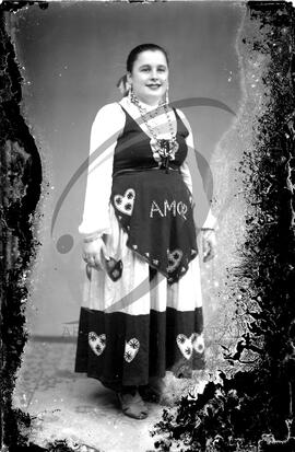 Retrato de mulher com vestuário regional