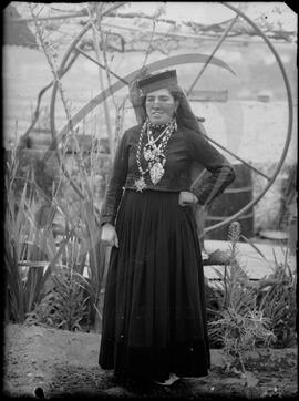 Retrato de mulher com vestuário regional
