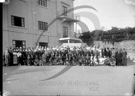 Retrato de grupo de funcionários e familiares da empresa Martins & Rebello