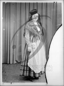 Retrato de mulher com vestuário regional
