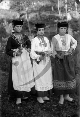 Retrato de mulheres com vestuário regional