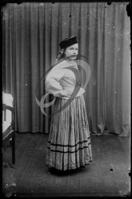 Retrato de mulher com vestuário regional