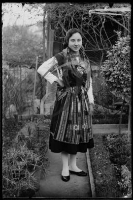 Retrato de mulher com vestuário regional