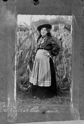 Retrato de mulher com vestuário regional