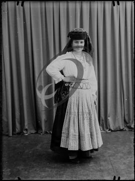Retrato de mulher com vestuário regional