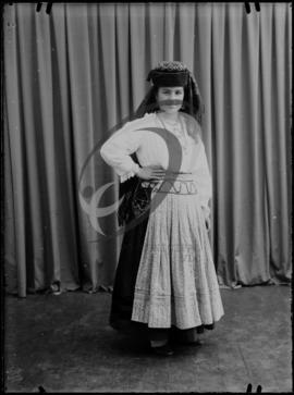 Retrato de mulher com vestuário regional
