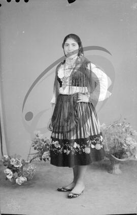 Retrato de mulher com vestuário regional
